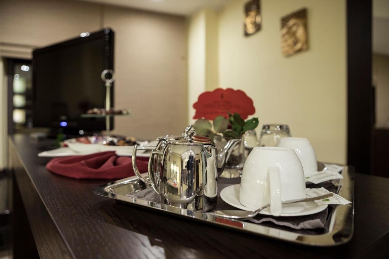 Manhattan Village Hotel سولمونا المظهر الخارجي الصورة