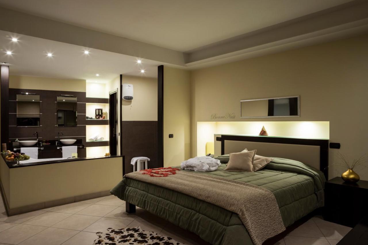 Manhattan Village Hotel سولمونا المظهر الخارجي الصورة