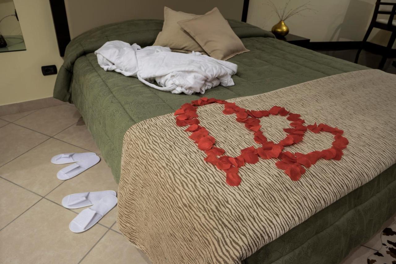Manhattan Village Hotel سولمونا المظهر الخارجي الصورة