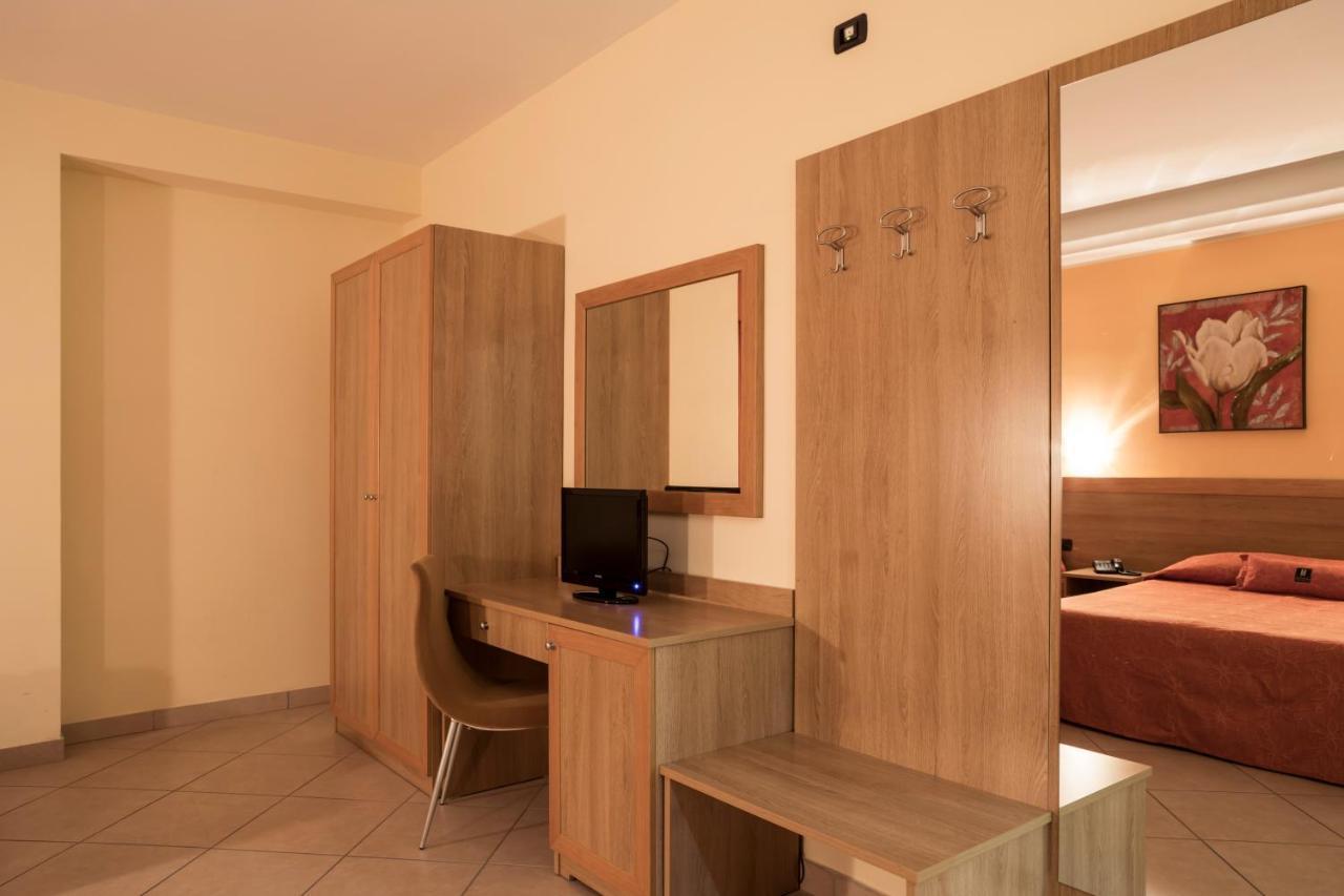 Manhattan Village Hotel سولمونا المظهر الخارجي الصورة