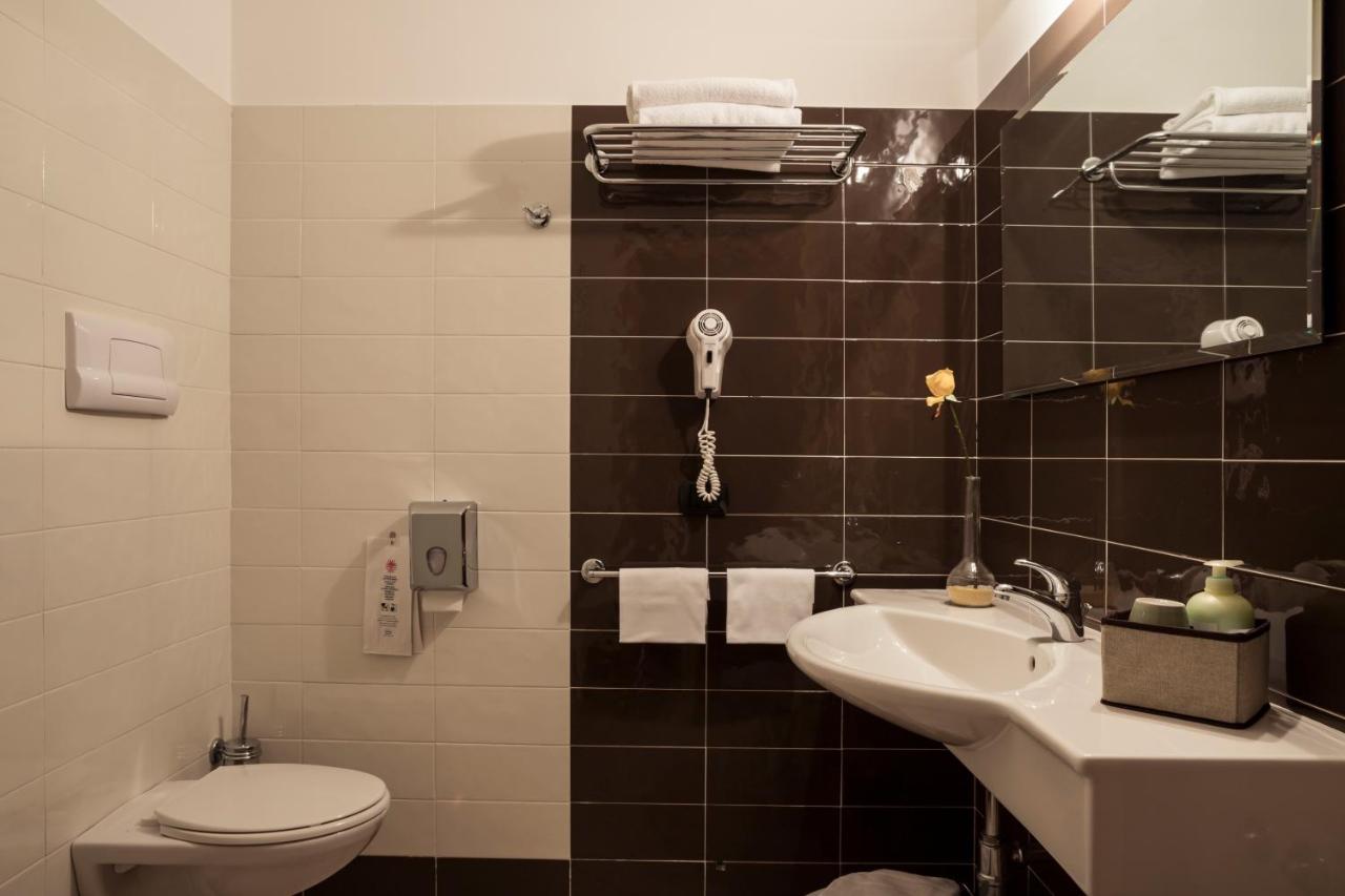 Manhattan Village Hotel سولمونا المظهر الخارجي الصورة