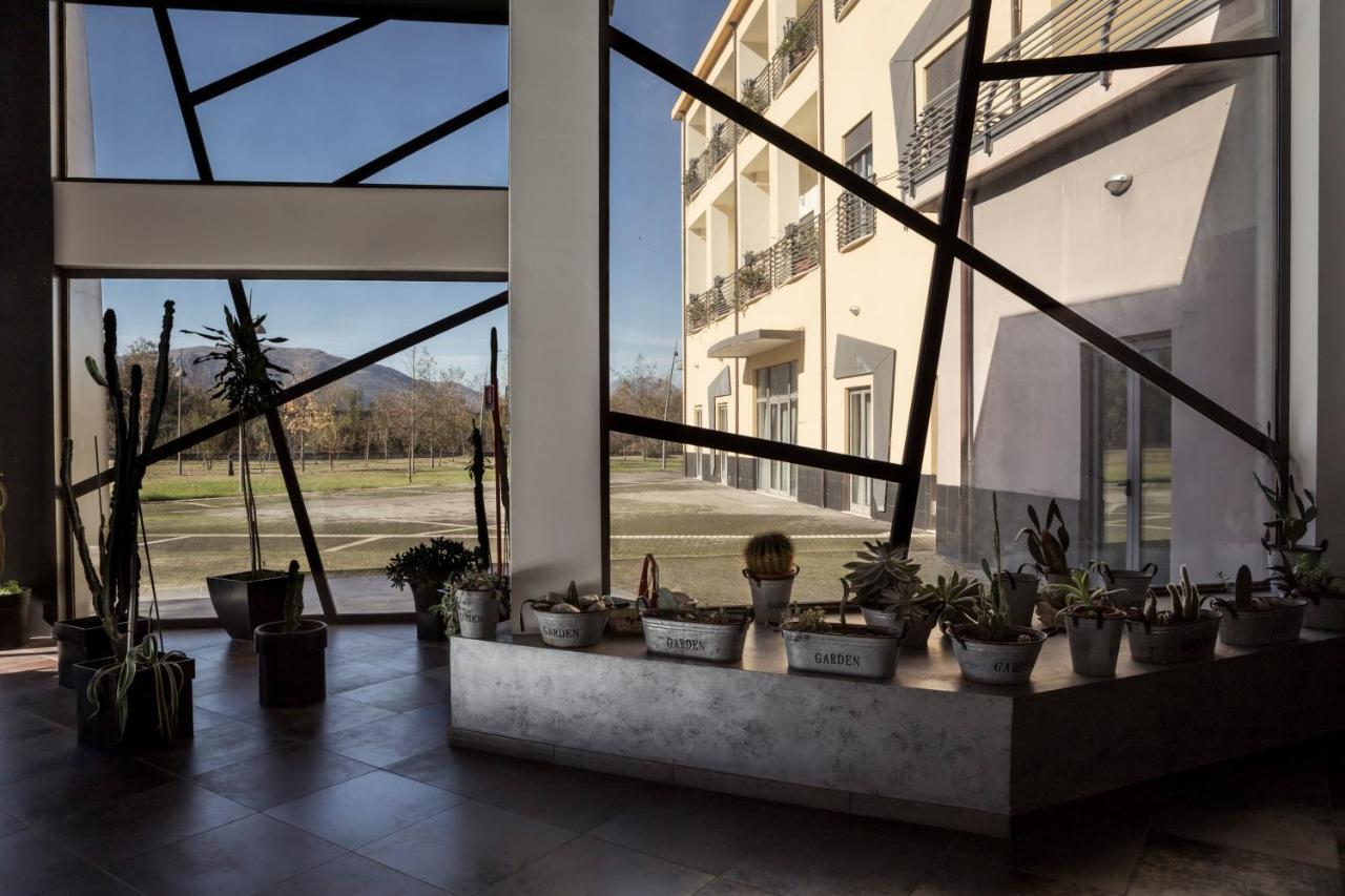 Manhattan Village Hotel سولمونا المظهر الخارجي الصورة