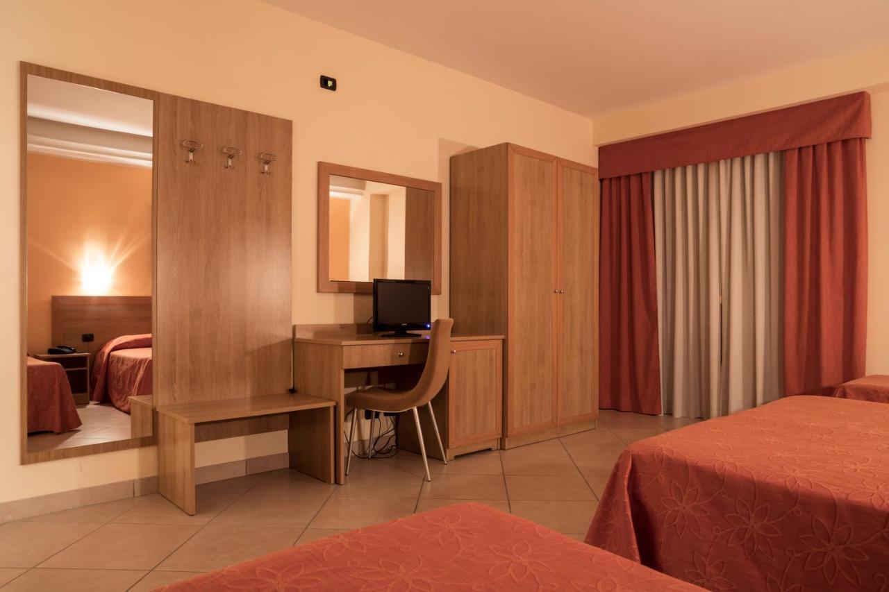 Manhattan Village Hotel سولمونا المظهر الخارجي الصورة