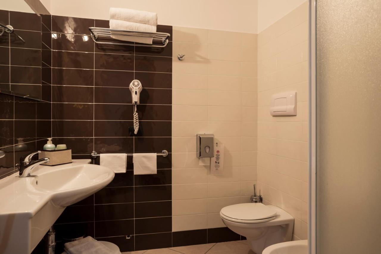 Manhattan Village Hotel سولمونا المظهر الخارجي الصورة