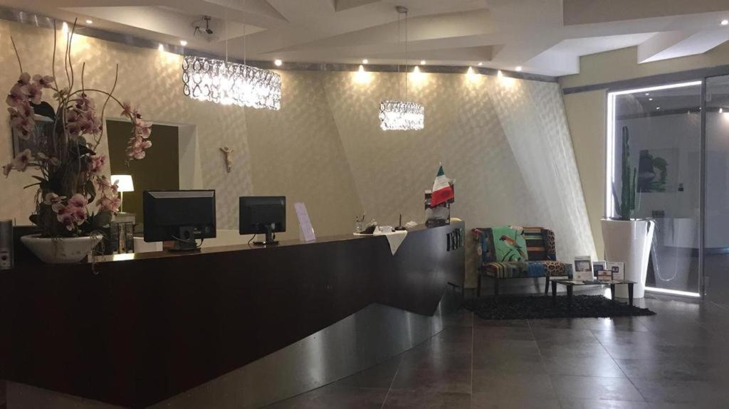 Manhattan Village Hotel سولمونا المظهر الخارجي الصورة